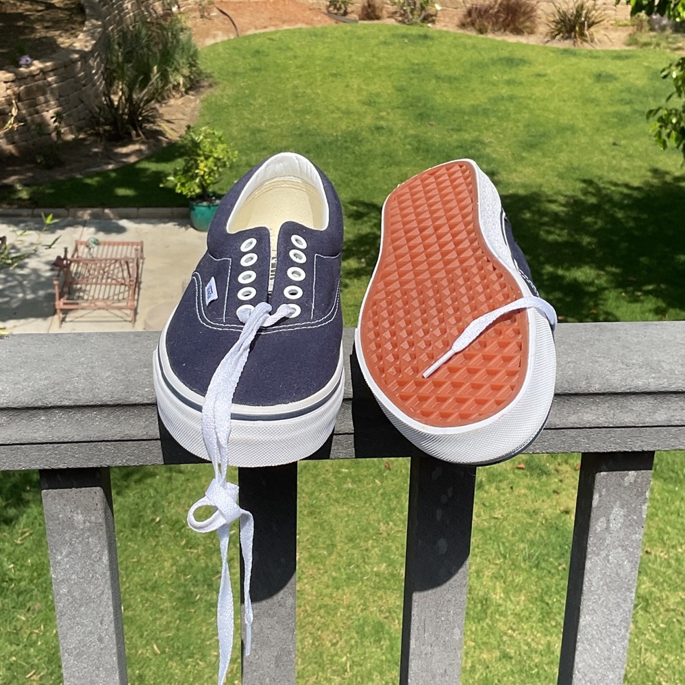 Vans Men’s 8.5 New Never worn Navy Canvas Low-Top Sneakers with White Laces